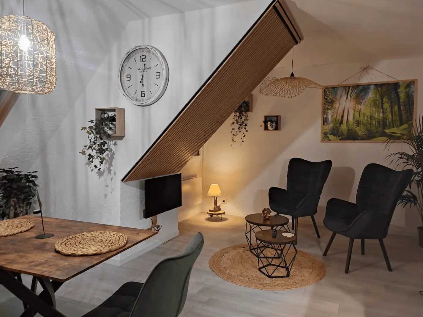 Salon de L'Obernai avec fauteuils noirs et horloge